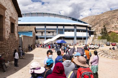 Urubamba, Cusco - Peru - 12 Eylül 2021: Urubamba 'daki aşı gününün resmi. COVI-19 salgınına karşı sağlık eylemleri.