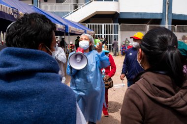 Urubamba, Cusco - Peru - 12 Eylül 2021: Urubamba 'daki aşı gününün resmi. COVI-19 salgınına karşı sağlık eylemleri.