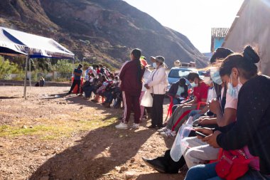 Urubamba, Cusco - Peru - 12 Eylül 2021: Urubamba 'daki aşı gününün resmi. COVI-19 salgınına karşı sağlık eylemleri.