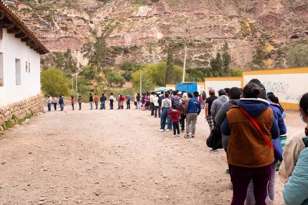 Urubamba, Cusco - Peru - 12 Eylül 2021: Urubamba 'daki aşı gününün resmi. COVI-19 salgınına karşı sağlık eylemleri.