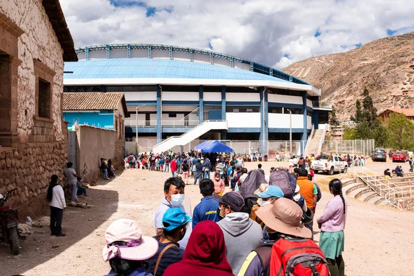 Urubamba, Cusco - Peru - 12 Eylül 2021: Urubamba 'daki aşı gününün resmi. COVI-19 salgınına karşı sağlık eylemleri.
