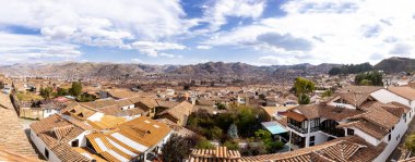 Peru And Dağları 'ndaki Cuzco şehrinin resmi. İnkalar 'ın başkenti. Andean Peru dağlarında geleneksel evler.