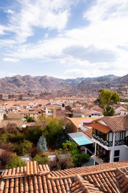 Peru And Dağları 'ndaki Cuzco şehrinin resmi. İnkalar 'ın başkenti. Andean Peru dağlarında geleneksel evler.