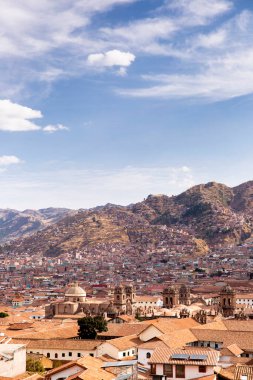 Peru And Dağları 'ndaki Cuzco şehrinin resmi. İnkalar 'ın başkenti. Andean Peru dağlarında geleneksel evler.