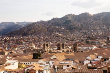 Peru And Dağları 'ndaki Cuzco şehrinin resmi. İnkalar 'ın başkenti. Andean Peru dağlarında geleneksel evler.