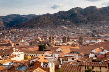 Peru And Dağları 'ndaki Cuzco şehrinin resmi. İnkalar 'ın başkenti. Andean Peru dağlarında geleneksel evler.