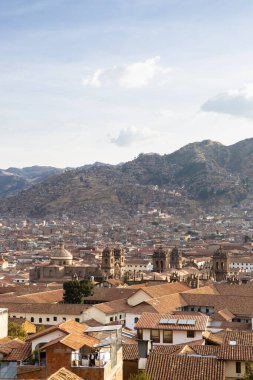 Peru And Dağları 'ndaki Cuzco şehrinin resmi. İnkalar 'ın başkenti. Andean Peru dağlarında geleneksel evler.