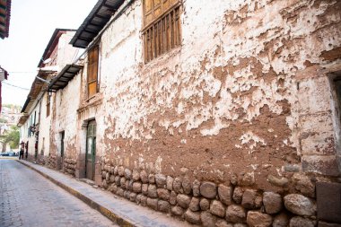 Cusco, Peru 'da dar bir sokak resmi. İnka İmparatorluğu 'nun başkenti. Peru And Dağları 'nda geleneksel sokaklar.