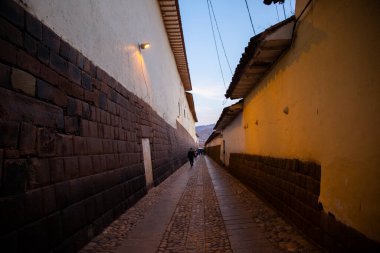 Cusco, Peru 'da dar bir sokak resmi. İnka İmparatorluğu 'nun başkenti. Peru And Dağları 'nda geleneksel sokaklar.