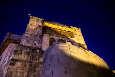Cusco Peru 'daki Qoricancha tapınağının resmi. İspanya 'nın Peru kolonisi sırasında bir İnka tapınağı üzerine inşa edilen Katolik tapınağı..