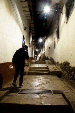 Geceleri Peru, Cusco 'da dar bir sokak resmi. İnka İmparatorluğu 'nun başkenti. Peru And Dağları 'nda geleneksel sokaklar.