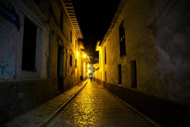 Geceleri Peru, Cusco 'da dar bir sokak resmi. İnka İmparatorluğu 'nun başkenti. Peru And Dağları 'nda geleneksel sokaklar.