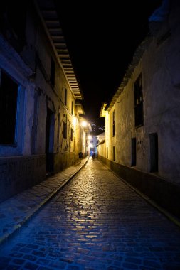 Geceleri Peru, Cusco 'da dar bir sokak resmi. İnka İmparatorluğu 'nun başkenti. Peru And Dağları 'nda geleneksel sokaklar.