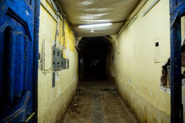 Geceleri Peru, Cusco 'da dar bir sokak resmi. İnka İmparatorluğu 'nun başkenti. Peru And Dağları 'nda geleneksel sokaklar.