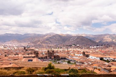 Peru And Dağları 'ndaki Cuzco şehrinin resmi. İnkalar 'ın başkenti. Andean Peru dağlarında geleneksel evler.