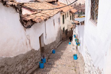 Cusco, Peru 'da dar bir sokak resmi. İnka İmparatorluğu 'nun başkenti. Peru And Dağları 'nda geleneksel sokaklar.