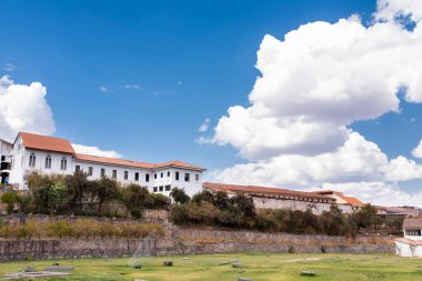 Cusco Peru 'daki Qoricancha tapınağının resmi. İspanya 'nın Peru kolonisi sırasında bir İnka tapınağı üzerine inşa edilen Katolik tapınağı..
