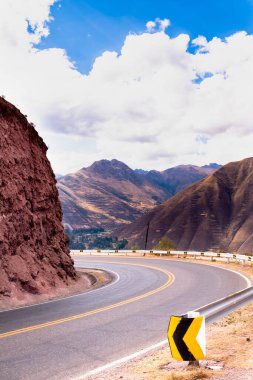 Otobanda bir dönüş görüntüsü. Peru And Dağları 'nda arabalar için eğri bir yol.