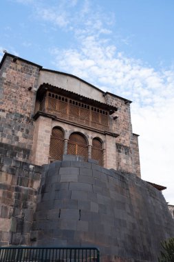 Cusco Peru 'daki Qoricancha tapınağının resmi. İspanya 'nın Peru kolonisi sırasında bir İnka tapınağı üzerine inşa edilen Katolik tapınağı..