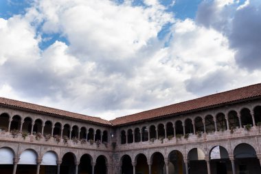 Cusco Peru 'daki Qoricancha tapınağının resmi. İspanya 'nın Peru kolonisi sırasında bir İnka tapınağı üzerine inşa edilen Katolik tapınağı..