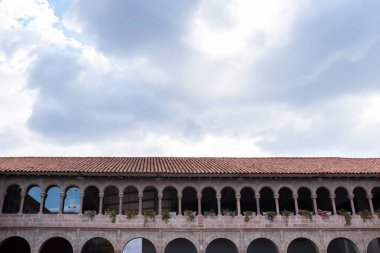 Cusco Peru 'daki Qoricancha tapınağının resmi. İspanya 'nın Peru kolonisi sırasında bir İnka tapınağı üzerine inşa edilen Katolik tapınağı..