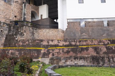 Cusco Peru 'daki Qoricancha tapınağının resmi. İspanya 'nın Peru kolonisi sırasında bir İnka tapınağı üzerine inşa edilen Katolik tapınağı..