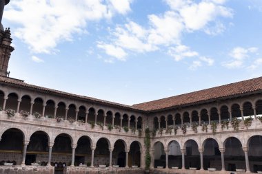 Cusco Peru 'daki Qoricancha tapınağının resmi. İspanya 'nın Peru kolonisi sırasında bir İnka tapınağı üzerine inşa edilen Katolik tapınağı..