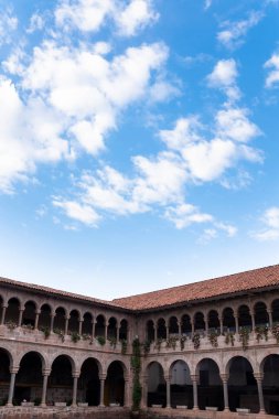 Cusco Peru 'daki Qoricancha tapınağının resmi. İspanya 'nın Peru kolonisi sırasında bir İnka tapınağı üzerine inşa edilen Katolik tapınağı..