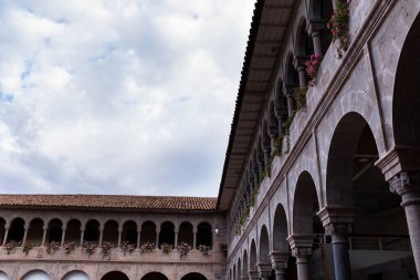 Cusco Peru 'daki Qoricancha tapınağının resmi. İspanya 'nın Peru kolonisi sırasında bir İnka tapınağı üzerine inşa edilen Katolik tapınağı..