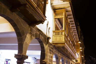 Cusco Peru 'daki bir meydanın gece görüntüsü. Peru And Dağları 'nda geleneksel plaza.