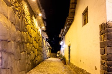 Geceleri Peru, Cusco 'da dar bir sokak resmi. İnka İmparatorluğu 'nun başkenti. Peru And Dağları 'nda geleneksel sokaklar.