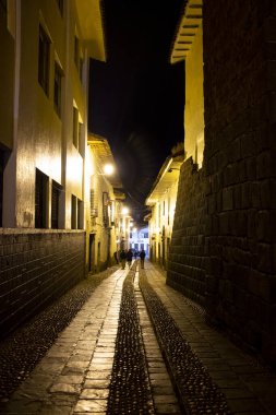 Geceleri Peru, Cusco 'da dar bir sokak resmi. İnka İmparatorluğu 'nun başkenti. Peru And Dağları 'nda geleneksel sokaklar.