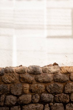 Cusco Peru 'da bir duvar resmi. Taştan duvar, Peru 'daki İspanyol kolonisi sırasında İnka tapınağından alınan malzeme. Modern inşaata sahip İnka duvarı.