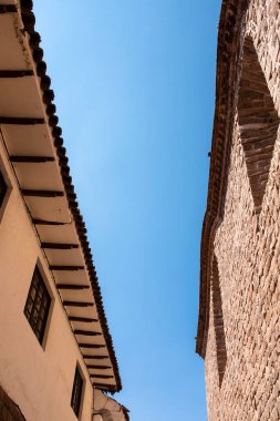 Geceleri Peru, Cusco 'da dar bir sokak resmi. İnka İmparatorluğu 'nun başkenti. Peru And Dağları 'nda geleneksel sokaklar.