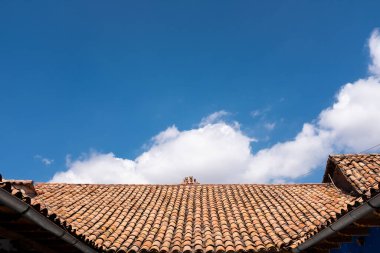 Cusco, Peru 'da geleneksel fayanslı çatı resmi. Peru And Dağları 'nda geleneksel evler.
