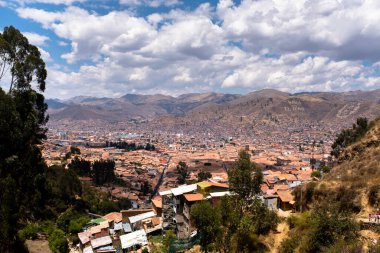 Peru And Dağları 'ndaki Cuzco şehrinin resmi. İnkalar 'ın başkenti. Andean Peru dağlarında geleneksel evler.