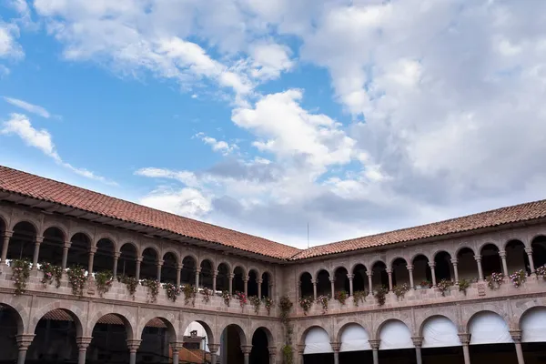 Cusco Peru 'daki Qoricancha tapınağının resmi. İspanya 'nın Peru kolonisi sırasında bir İnka tapınağı üzerine inşa edilen Katolik tapınağı..
