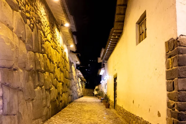 Geceleri Peru, Cusco 'da dar bir sokak resmi. İnka İmparatorluğu 'nun başkenti. Peru And Dağları 'nda geleneksel sokaklar.