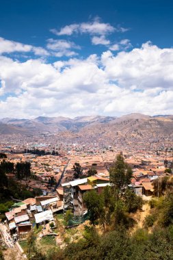 Peru And Dağları 'ndaki Cuzco şehrinin resmi. İnkalar 'ın başkenti. Andean Peru dağlarında geleneksel evler.