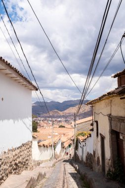 Cusco, Peru 'da dar bir sokak resmi. İnka İmparatorluğu 'nun başkenti. Peru And Dağları 'nda geleneksel sokaklar.