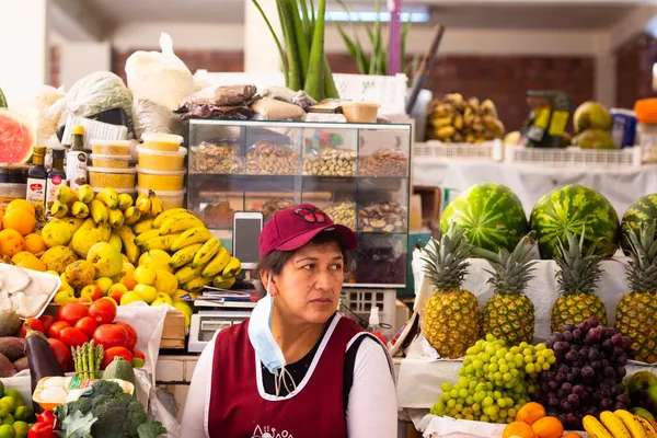 Urubamba, Cusco - Peru - 10 Ekim 2021: Urubamba, Cusco, Peru 'da küçük bir pazarda satıcının resmi.. 