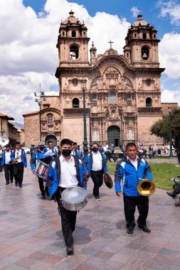 Cusco, Cusco - Peru - 15 Ağustos 2021: Cusco ana meydanında hafta sonu yürüyüşü. Her pazar olan geleneksel bir olay.
