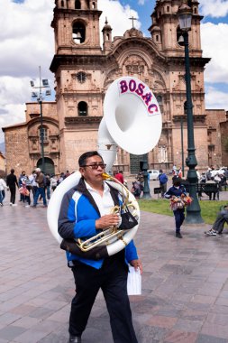 Cusco, Cusco - Peru - 15 Ağustos 2021: Cusco ana meydanında hafta sonu yürüyüşü. Her pazar olan geleneksel bir olay.