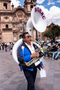 Cusco, Cusco - Peru - 15 Ağustos 2021: Cusco ana meydanında hafta sonu yürüyüşü. Her pazar olan geleneksel bir olay.