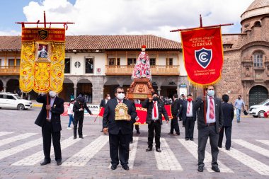 Cusco, Cusco - Peru - 15 Ağustos 2021: Cusco ana meydanında hafta sonu yürüyüşü. Her pazar olan geleneksel bir olay.