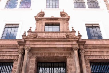 Cusco, Cusco - Peru - 15 Ağustos 2021: Cusco Peru 'daki Adalet Sarayı Resmi. Adalet İdaresi Koloni Binası.