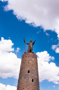 Cusco, Cusco - Peru - 15 Ağustos 2021: Altın İnka heykelinin heykeli. Cusco Peru 'da geleneksel simge.