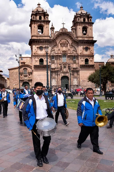 Cusco, Cusco - Peru - 15 Ağustos 2021: Cusco ana meydanında hafta sonu yürüyüşü. Her pazar olan geleneksel bir olay.