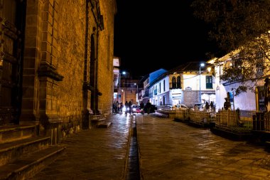 Cusco, Cusco - Peru - 25 Eylül 2021: Geceleri Cuzco şehrinin resmi. Şehir merkezinde geleneksel sokak..