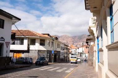 Cusco, Cusco - Peru - 26 Eylül 2021: Cuzco sokaklarının resmi. Cusco 'da geleneksel yerler.